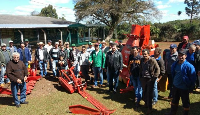 Rio Bonito - Governo Municipal entrega kit feno de R$ 200 mil para o Pinhalzinho